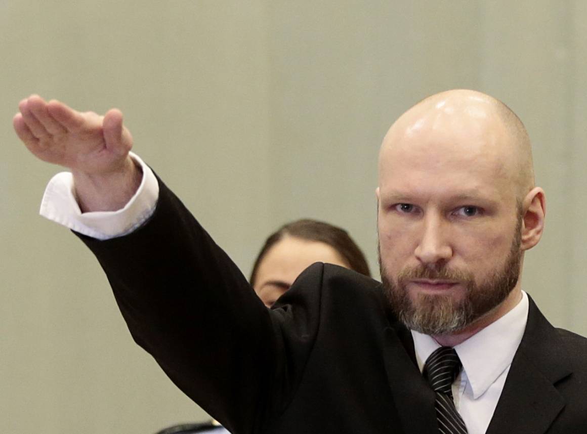 Anders Behring Breivik gjør nazihilsen under rettssaken der han saksøkte staten for brudd på menneskerettighetene i januar 2017. Foto: Lise Åserud/NTB Scanpix